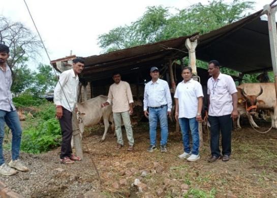 Rotary team and village livestock owners at vaccination drive